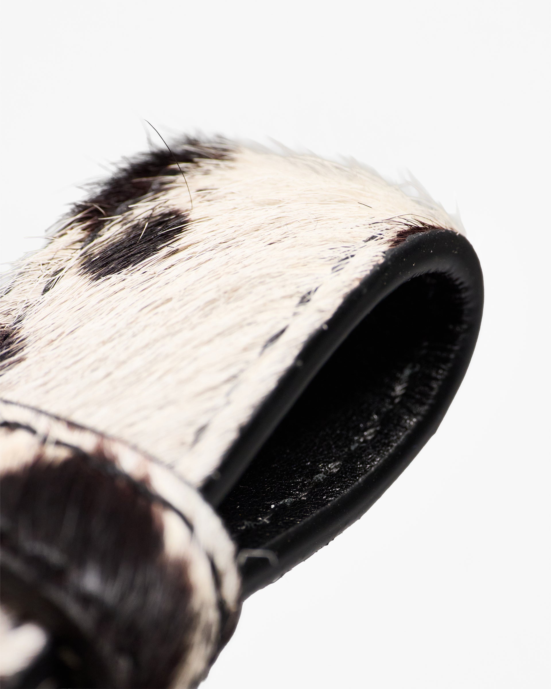 Cowhide_Belt_-_Flat_White_Jet_Black_02.jpg